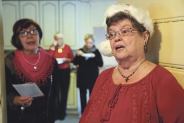Ikäihmisten joulujuhlassa tunnelma kohdallaan