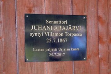 Juhani Arajärvi sai muistolaatan ja juhlakuusen