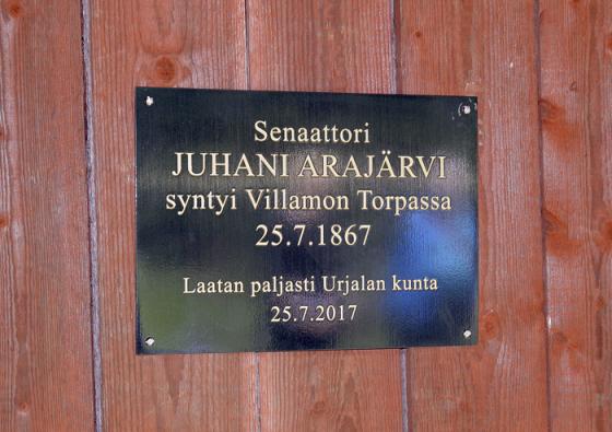 Juhani Arajärvi sai muistolaatan ja juhlakuusen