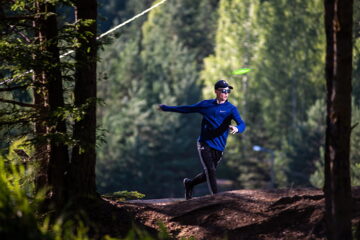 Frisbeegolf kovassa nosteessa