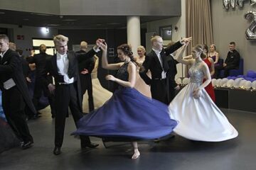 Helmat hulmusivat yhtenäiskoululla