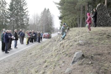 Hollon kohtalo koskettaa yhä