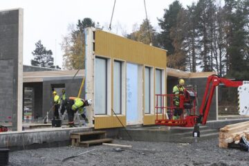Koulutyömaalla alkoi seinien pystytys