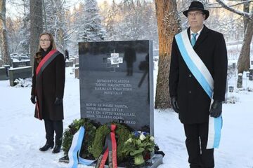 Evakko-muistomerkki paljastettiin hautausmaalla
