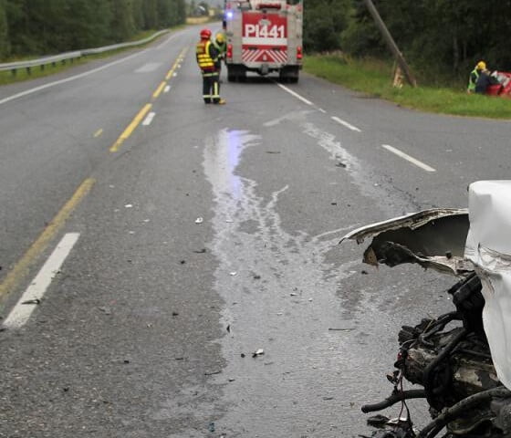 Henkilöauto toisen eteen Salmentiellä