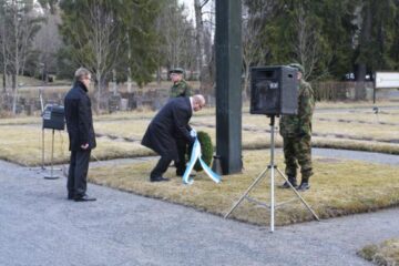 Seppeleet laskettiin sankarihaudalle