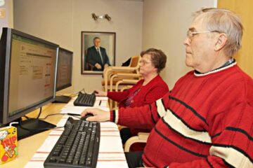 Rohkea seniori tarttuu tietokoneeseen