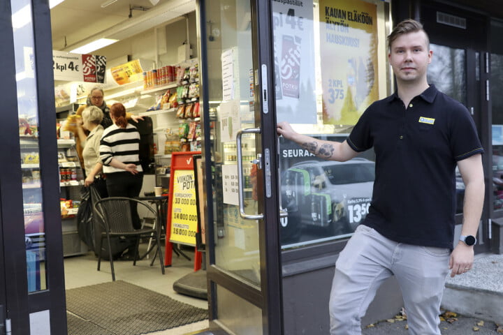 R-Kioski kauppias Jani Kuusisto, kuvaaja Minna Mäkelä