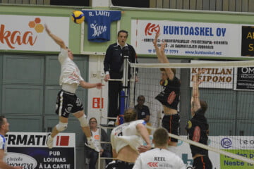 Akaa Volleyn Eetu Pennanen hyökkää ottelussa Raision Loimua vastaan.