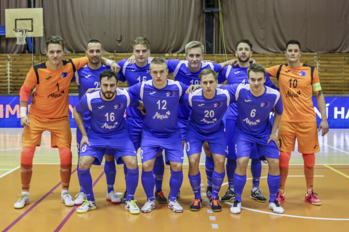 Akaa Futsalin joukkue poseeraa