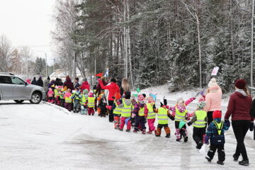 Päiväkodin lasten paraati juhlisti lapsen oikeuksien päivää