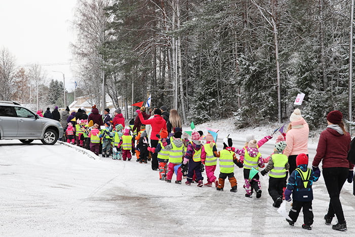 Päiväkodin lasten paraati juhlisti lapsen oikeuksien päivää