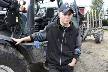 15-vuotias nauttii elämästään maalla
