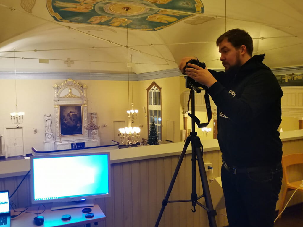 Olavi Rissanen asettaa kameraa kuntoon urkuparvella.
