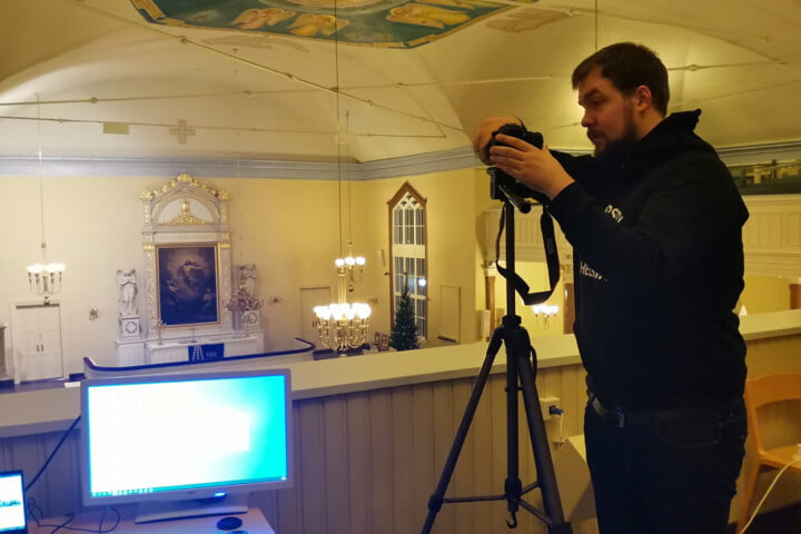 Olavi Rissanen asettaa kameraa kuntoon urkuparvella.
