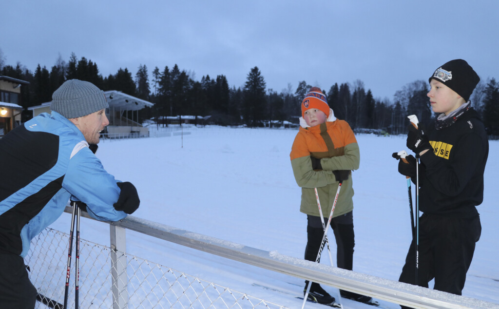 Opettaja Olli Vesakoski kertaa vielä Veeti Salmisen ja Oskari Sakalan kanssa etikettiä ennen kuin pojat pääsevät sivakoimaan.