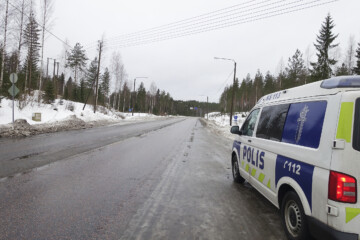 poliisiauto pysakilla kuvituskuva