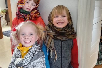 virpojat_Lenni, Leevi ja Vilja Puukko kavivat virpomassa mummolassa_Eija Koivula