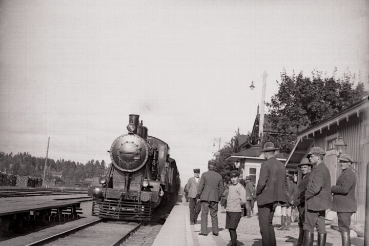 Juna Urjalan asemalla 1920 luvulla kuvituskuva_kuva F E Fremling