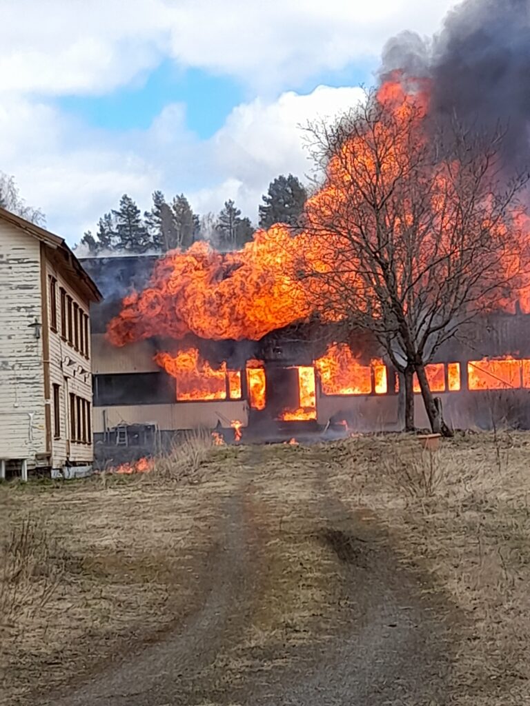 Vanhat kotiteollisuusrakennukset paloivat Urjalankylässä toukokuun alussa.
