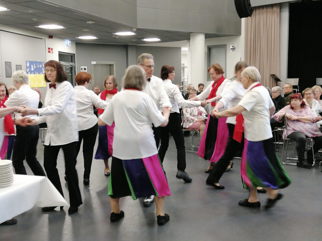 Hyvänä esimerkkinä järjestöjen yhteistyöstä Urjalassa on Senioritanssijat, joilla jalka nousi keveästi useamman rytmin tahtiin.