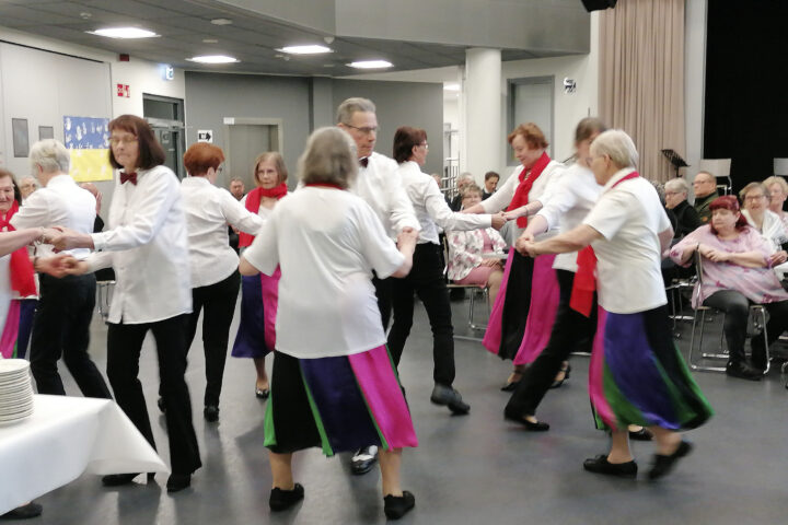 Hyvänä esimerkkinä järjestöjen yhteistyöstä Urjalassa on Senioritanssijat, joilla jalka nousi keveästi useamman rytmin tahtiin.