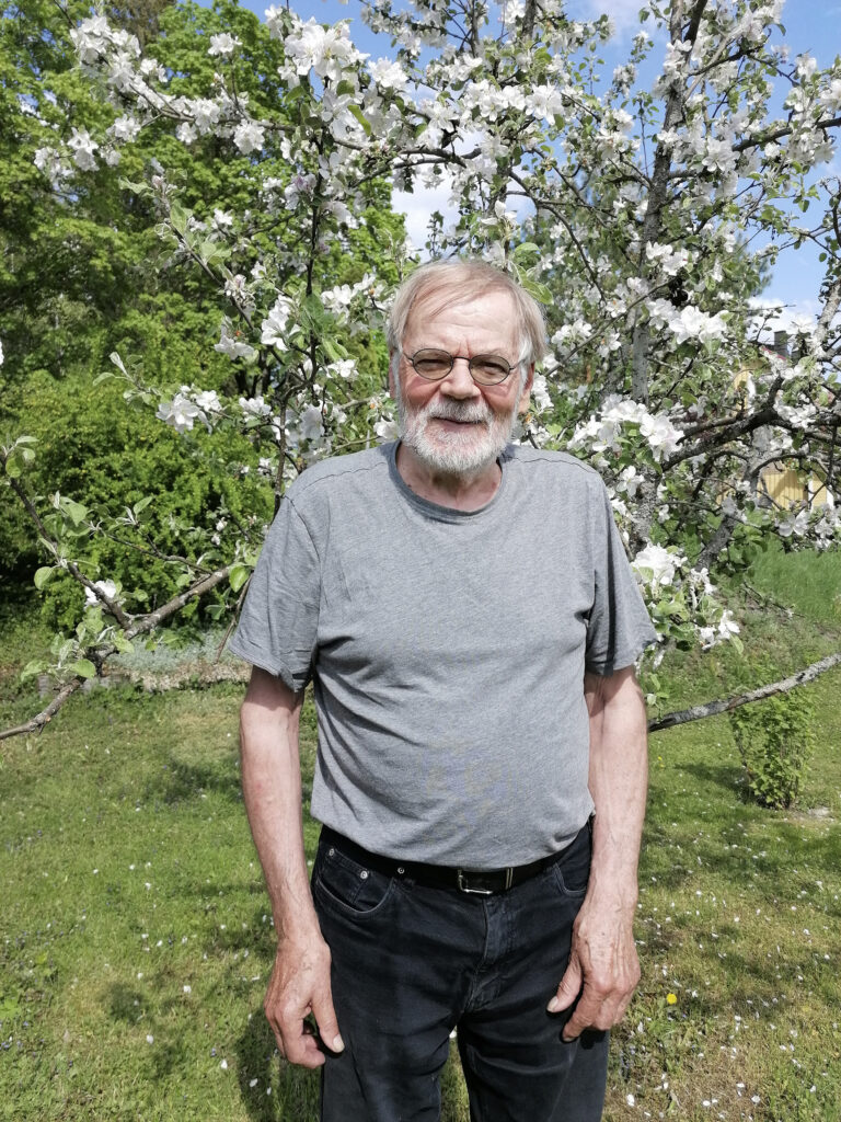 Rintaloilla on iso puutarha, ja sielläkin liki kaikilla puilla ja kasveilla on oma tarinansa, Aimo Rintala kertoo.