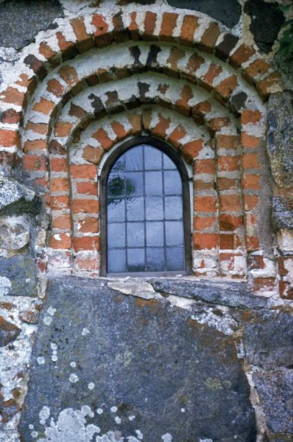 Urjalan kirkon keskiaikaisen kivisakariston ikkuna_Marja_Terttu Knapas 1974_Museovirasto