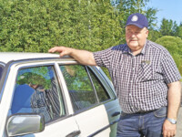 Tauno Saha on kunnostanut itselleen ”pappamallin”valkoinen Mercedes-Benzin.
