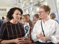 Jenni Haukio ja Sanna Nyqvist kohtasivat Kirjan juhlassa Nuutajärvellä. Molemmilla oli rooli juhlapuhujana.