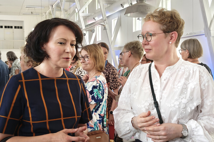 Jenni Haukio ja Sanna Nyqvist kohtasivat Kirjan juhlassa Nuutajärvellä. Molemmilla oli rooli juhlapuhujana.