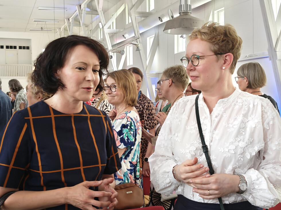 Jenni Haukio ja Sanna Nyqvist kohtasivat Kirjan juhlassa Nuutajärvellä. Molemmilla oli rooli juhlapuhujana.