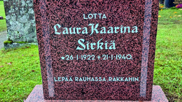 LUKIJALTALauraSirkiänhauta.15jpg