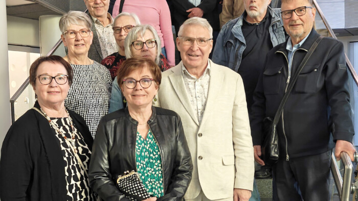 vuoden 1971 5 A luokkakokous rajattu_Taina Tilvis:Heikki Launiala
