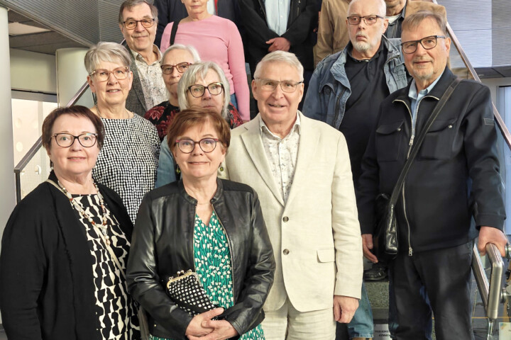 vuoden 1971 5 A luokkakokous rajattu_Taina Tilvis:Heikki Launiala
